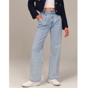 Abercrombie & Fitch The Loose High Rise Jeans with Pleats light wash 27/4R